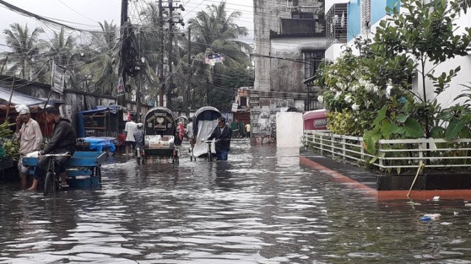 টানা বৃষ্টিতে ঢাকার অলি-গলিতে জলাবদ্ধতা, ভোগান্তি