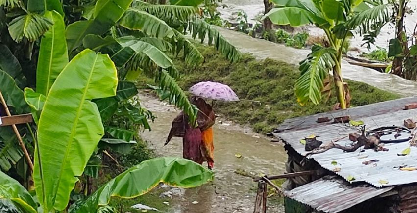 উপকূলে ভারী বৃষ্টিতে বিপর্যস্ত জনজীবন