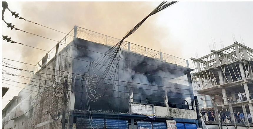 উত্তর বাড্ডায় ফার্নিচারের কারখানায় আগুন