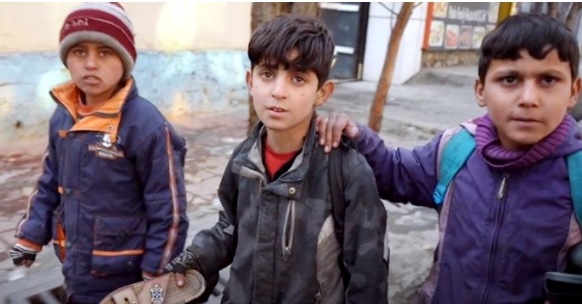 সংকট কাটেনি, খাদ্যের সন্ধানে রাস্তায় কাবুলের শিশুরা