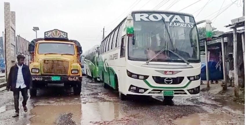 গুঁড়ি গুঁড়ি বৃষ্টিতে দৌলতদিয়ায় গাড়ির সারি