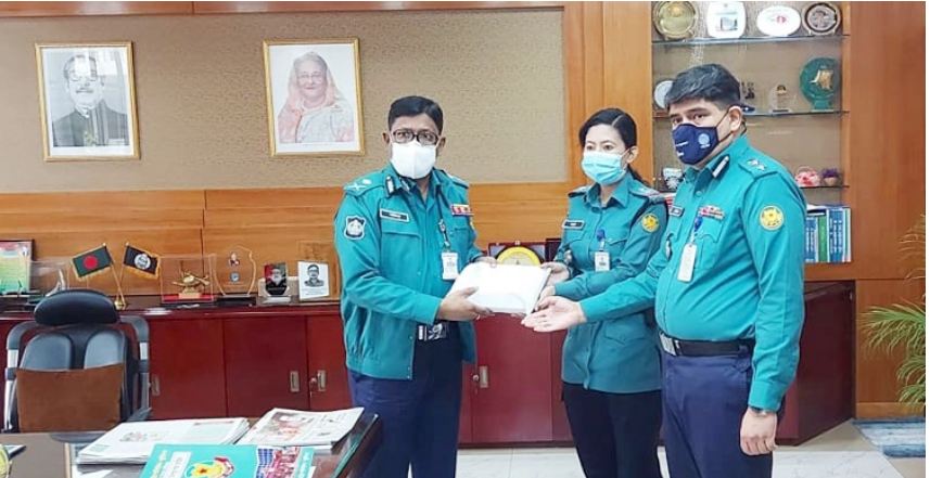 সার্জেন্ট মহুয়ার বাবার চিকিৎসায় ডিএমপি কমিশনারের অনুদান