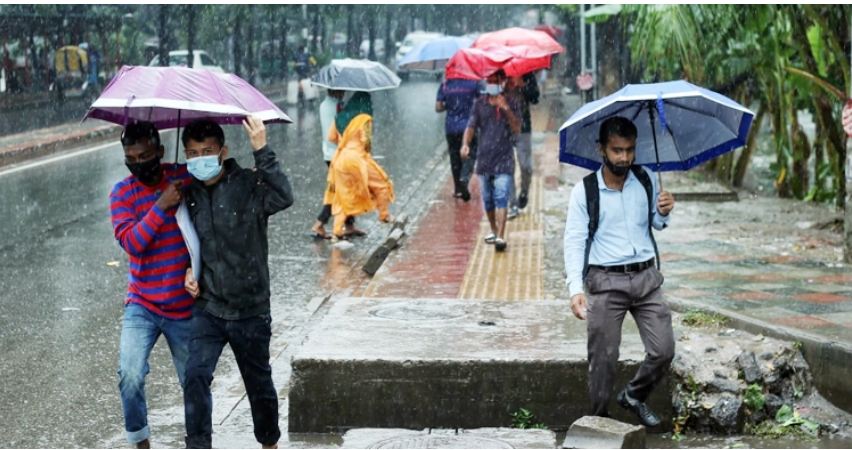 বৃষ্টিতে কম গণপরিবহন, যথেচ্ছ ভাড়া হাঁকছে রিকশা