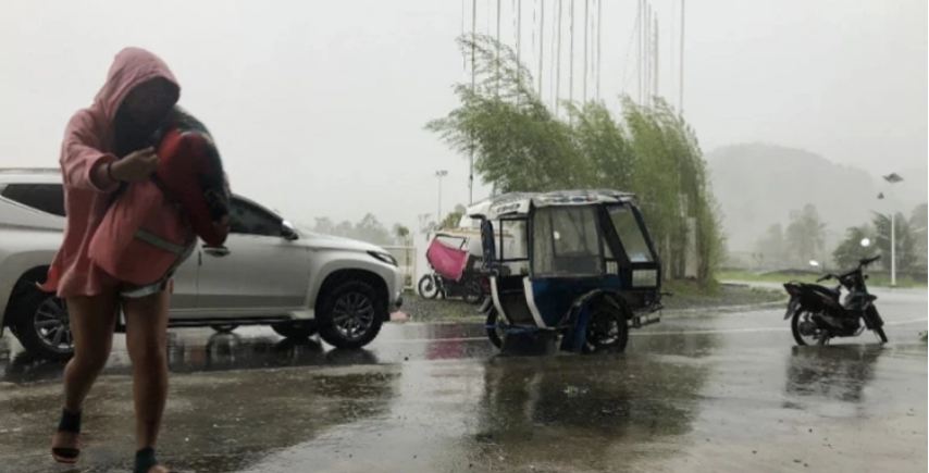 সুপার টাইফুনে রূপ নিয়েছে রাই, আতঙ্কে ঘর ছাড়ছে মানুষ