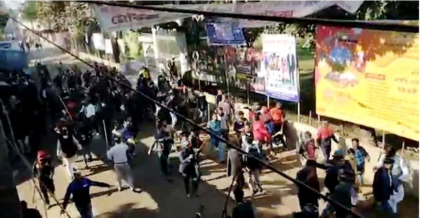 ফুল দেওয়া নিয়ে আ’লীগের দুই গ্রুপের সংঘর্ষ, বাসে আগুন