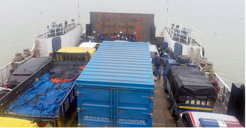 পদ্মার চরে ৩৫ গাড়ি নিয়ে আট ঘণ্টা আটকে থাকলো ফেরি