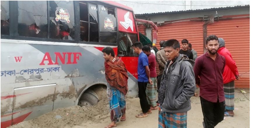 শ্রমিককে চাপা দিয়ে রাইসমিলে ঢুকে পড়লো বাস