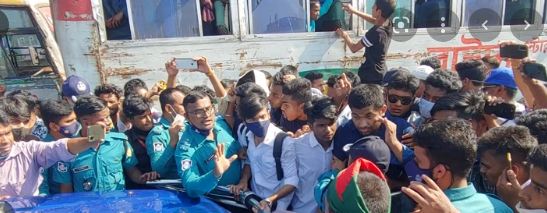লাইসেন্সের মেয়াদ না থাকায় পুলিশ সদস্যকে ৫ হাজার টাকা জরিমানা