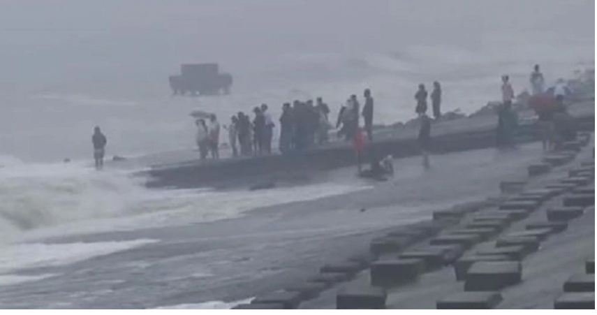 উত্তাল সমুদ্রের সামনে সেলফি তোলার হিড়িক