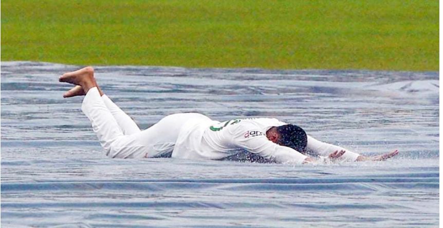 বৃষ্টিতে খেলা নেই, অন্যরকম আনন্দে মাতলেন সাকিব