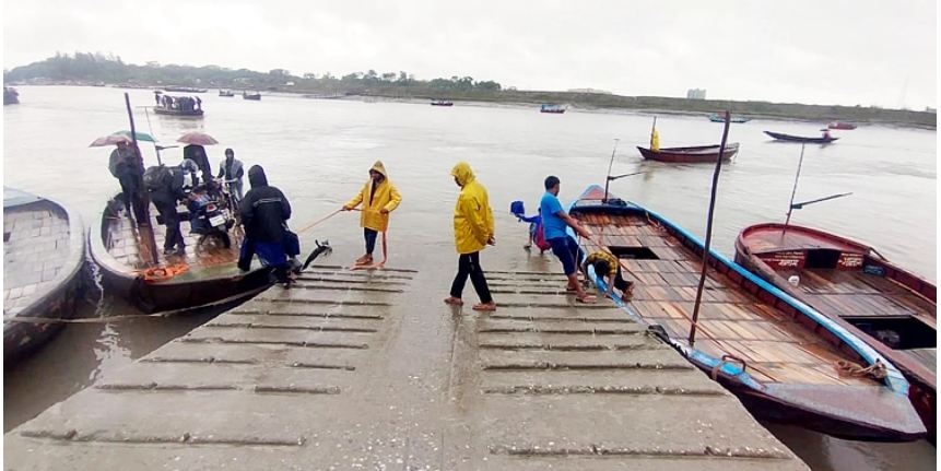 মোংলায় ১২ বিদেশি জাহাজের পণ্য খালাস বন্ধ
