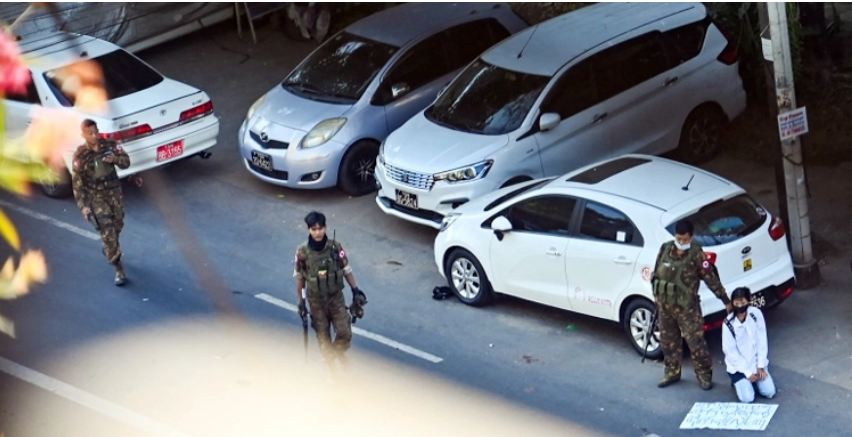 মিয়ানমারে বিক্ষোভে গাড়ি উঠিয়ে দিলো সেনাবাহিনী, নিহত ৫