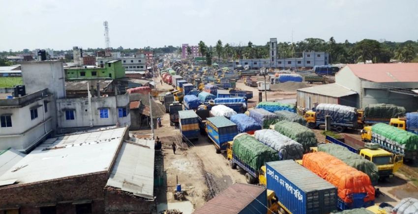 ওমিক্রন নিয়ে কোনো সতর্কতা নেই ভোমরা বন্দরে