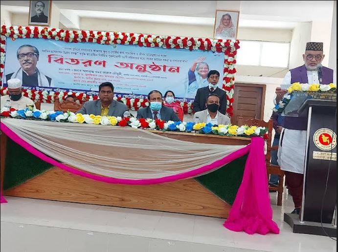 রাজশাহীর গোদাগাড়ীতে ৭০টি বকনা গরু বিতরণ