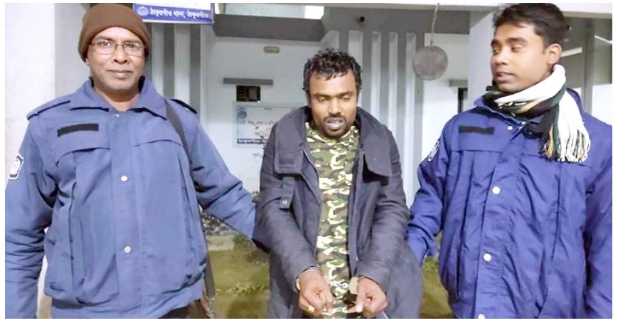 পুলিশকে ধাক্কা দিয়ে হাতকড়াসহ পালাচ্ছিলেন আসামি, ধরলো গ্রামবাসী