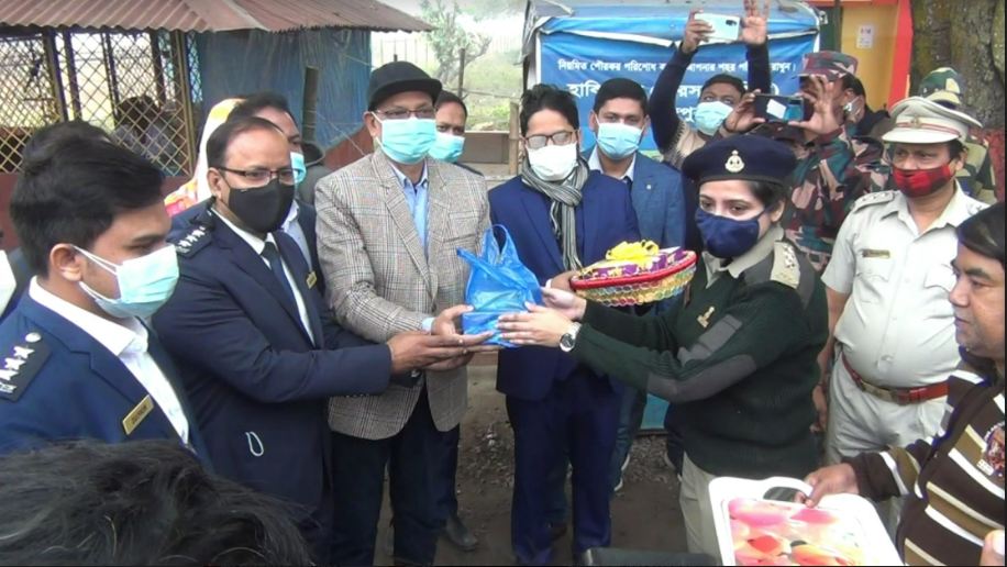 আর্ন্তজাতিক কাষ্টমস দিবস উপলক্ষে হিলি সীমান্তে দুই দেশের মধ্যে মিষ্টি বিনিময়