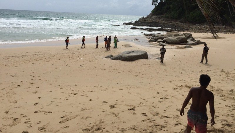 সৈকতে ডুবে যাওয়া পর্যটকদের উদ্ধারে তৎপর লাইফগার্ড