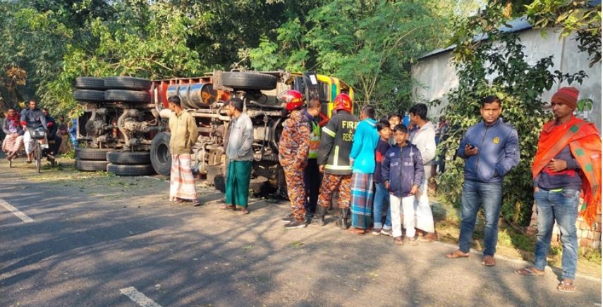 পাবনার সড়কে ঝরলো ৩ প্রাণ