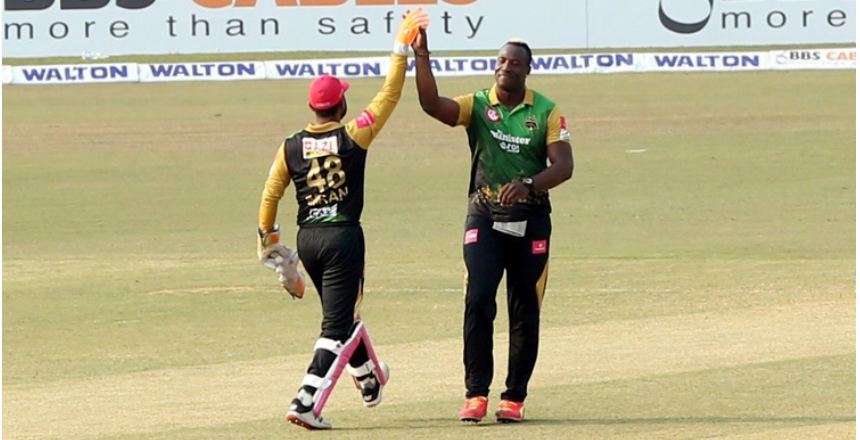 উড়তে থাকা কুমিল্লাকে মাটিতে নামালো ঢাকা