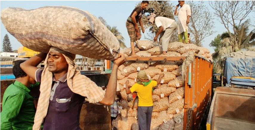 বৃষ্টির প্রভাবে দাম বাড়লো পেঁয়াজের