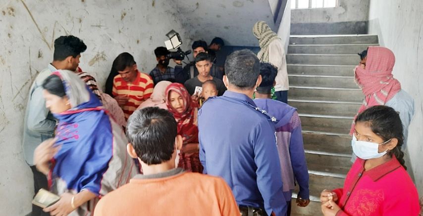 ঝিনাইদহে আবারও স্কুলের সিঁড়িতে অর্ধগলিত মরদেহ