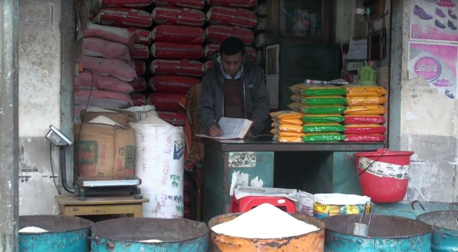 হিলিতে চালের দাম কমলেও, ক্রেতা সংকটে ব্যবসায়ীরা