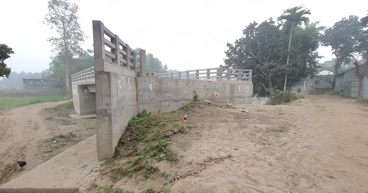 সেতুর সংযোগ সড়কে মাটি না থাকায় দুর্ভোগে ১২ গ্রামের মানুষ