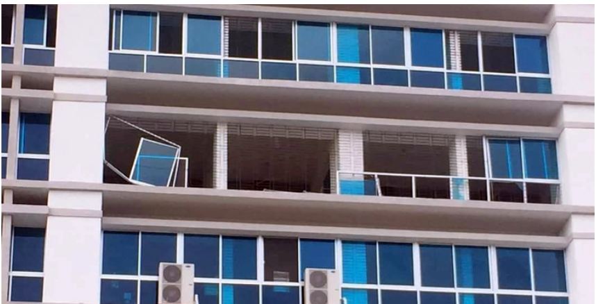 বাতাসেই ভেঙে পড়ছে ৭০ কোটি টাকার ভবনের জানালা