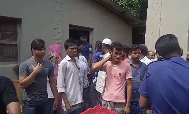 নরসিংদীতে একই পরিবারের তিনজনকে হত্যা