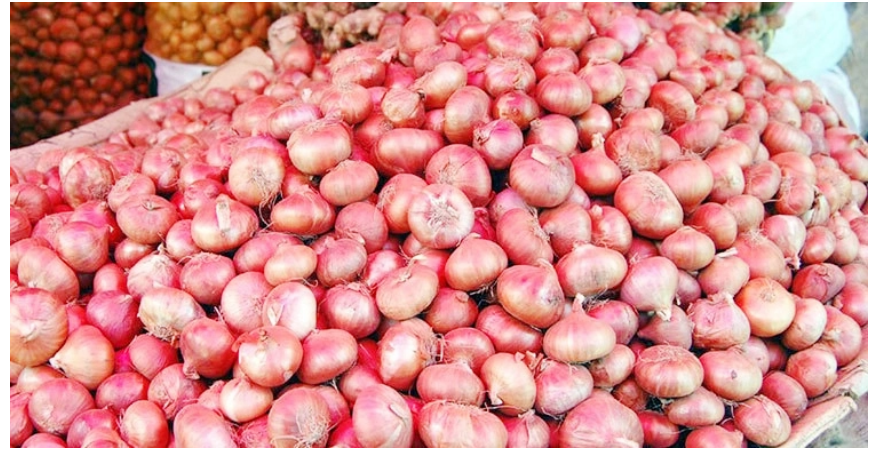 আমদানি বন্ধের খবরে বাজারে দাম বেড়েছে পেঁয়াজের