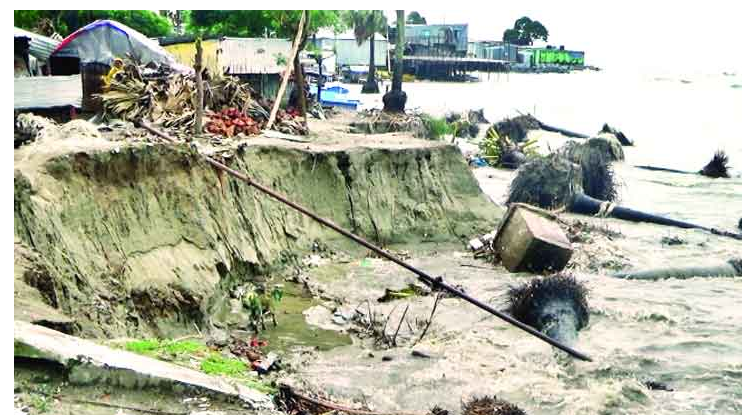 কুয়াকাটা সৈকত গিলে খাচ্ছে উন্মত্ত সমুদ্র