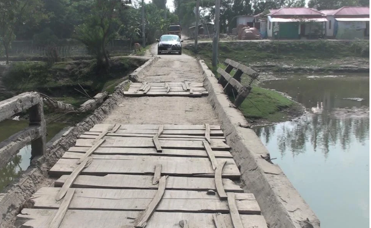 চরবসু গ্রামের ভুলুয়া নদীর সেতুর বেহাল দশা