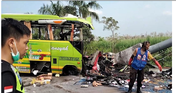 ইন্দোনেশিয়ায় বিলবোর্ডে বাসের ধাক্কা, নিহত ১৪
