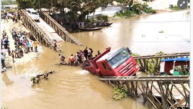 ভোলায় বেইলি ব্রিজ ভেঙে কয়লাবোঝাই ট্রাক খালে