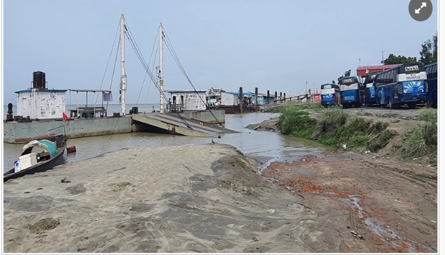 পানি বৃদ্ধি পাটুরিয়ায় দুই ঘাট বন্ধ, অপেক্ষায় যান