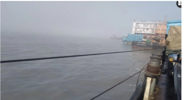 শিমুলিয়া নৌপথে জ্যৈষ্ঠের কুয়াশায় আড়াই ঘণ্টা ফেরি বন্ধ