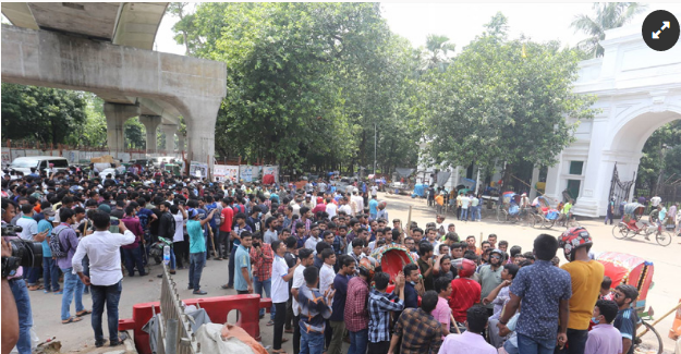 ঢাবিতে ছাত্রলীগ-ছাত্রদলের পাল্টাপাল্টি ধাওয়া