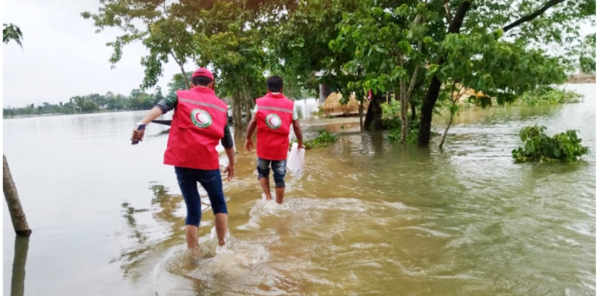 বন্যার্তদের পাশে রেড ক্রিসেন্ট