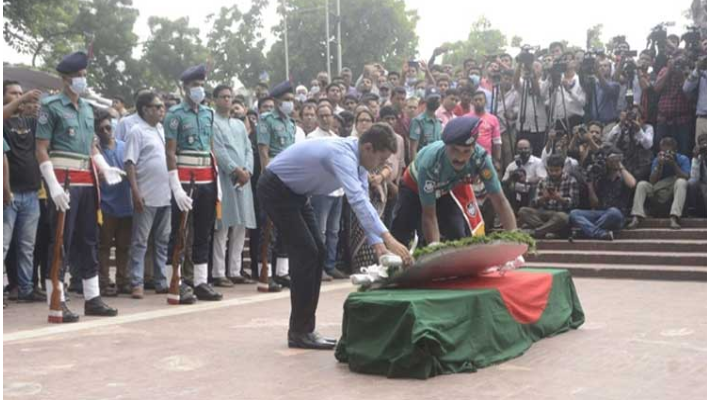 গাফফার চৌধুরীর মরদেহে ফুলেল শ্রদ্ধা
