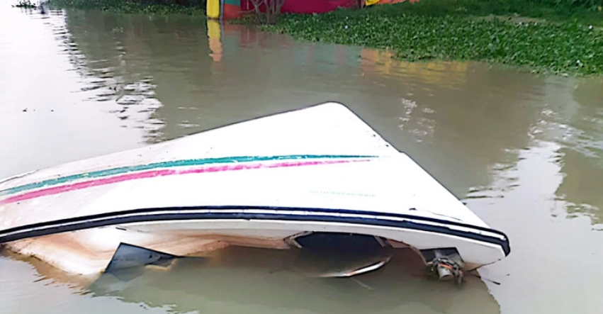 বন্যার পানিতে ডুবে আছে উপহারের অ্যাম্বুলেন্স