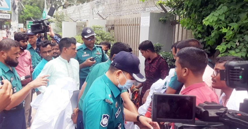 ইসির সামনে অবস্থানকারীদের ছত্রভঙ্গ করলো পুলিশ