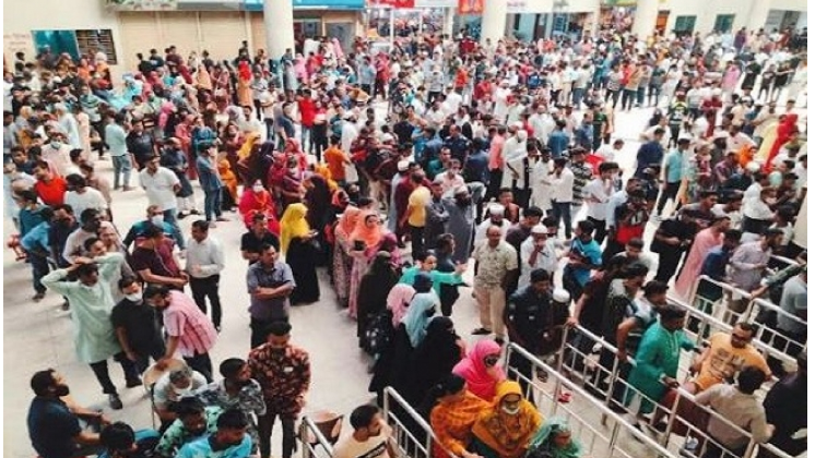 তিন ঘণ্টাতেই শেষ ট্রেনের টিকিট, ক্ষোভ যাত্রীদের
