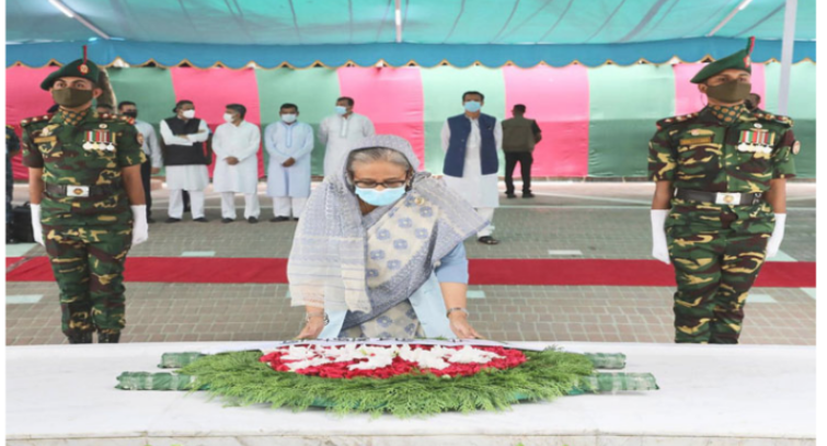সন্তানদের নিয়ে বঙ্গবন্ধুর সমাধিতে প্রধানমন্ত্রীর শ্রদ্ধা