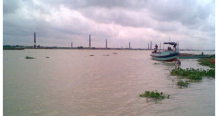 ধলেশ্বরী নদীতে লঞ্চের ধাক্কায় ট্রলারডুবি