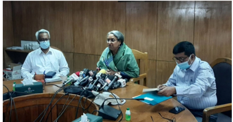 শিক্ষাপ্রতিষ্ঠান বন্ধ নয়, টিকায় জোর দেওয়া হচ্ছে