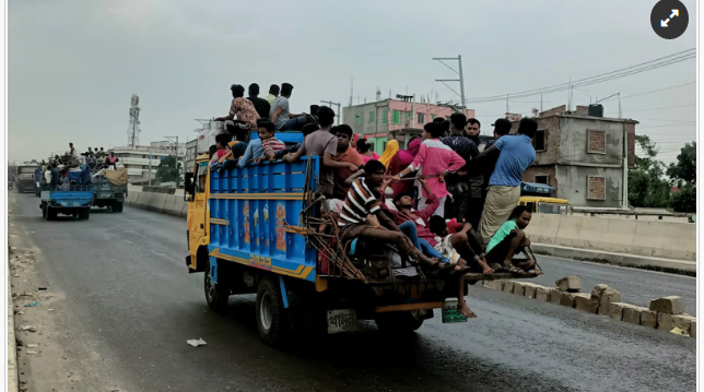 বাসের যাত্রী ট্রাক-পিকআপের ছাঁদে, গুনতে হচ্ছে বেশি ভাড়া
