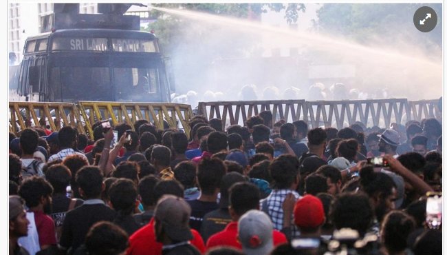 বিক্ষোভের মুখে বাড়ি ছাড়লেন শ্রীলঙ্কার প্রেসিডেন্ট