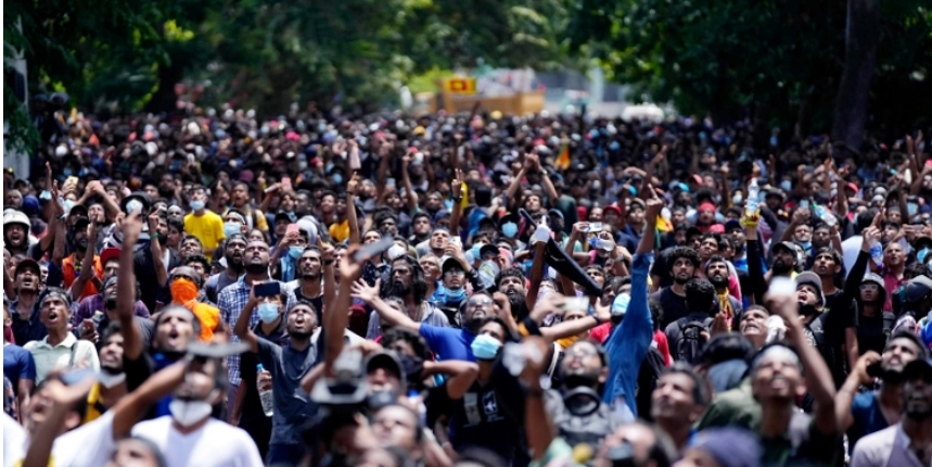 বিক্ষোভে উত্তাল শ্রীলঙ্কায় এক তরুণের মৃত্যু