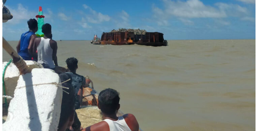 চরফ্যাশনে ভেসে এলো পাথর বোঝাই বিদেশি জাহাজের বার্জ