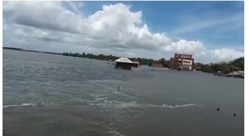 সাতক্ষীরায় নদীর বাঁধ ভেঙে কয়েকটি গ্রাম প্লাবিত